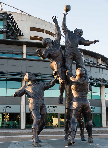 Statue of rugby players