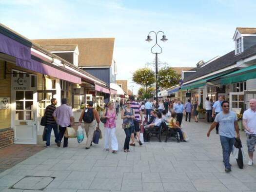 People shopping in Oxford