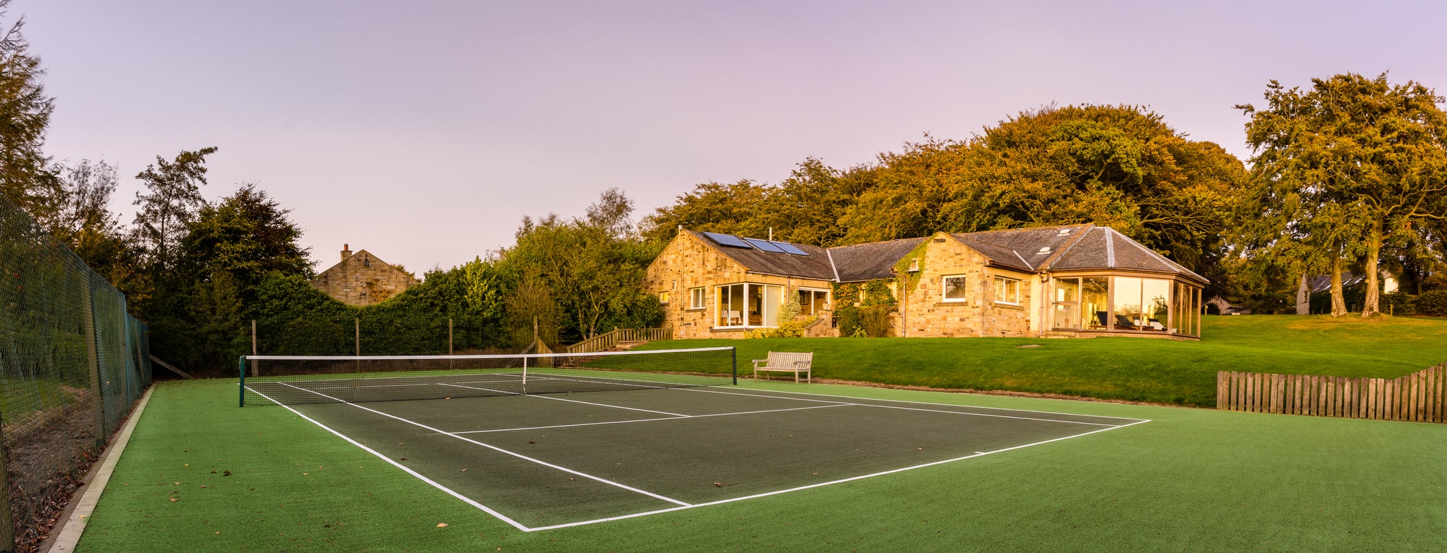 Self-Catering holiday cottage with an outdoor tennis court