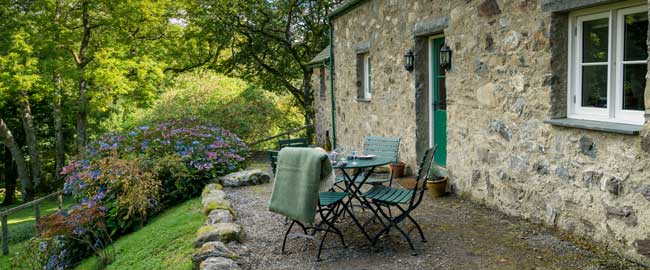 luxury stone holiday cottage with al fresco dining in a relaxing green garden