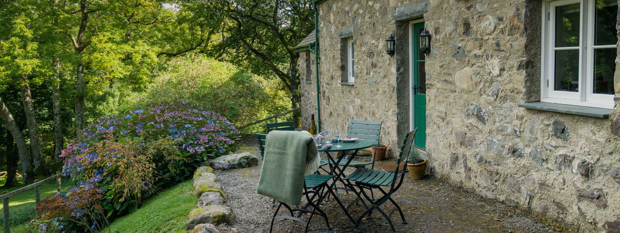 luxury stone holiday cottage with al fresco dining in a relaxing green garden